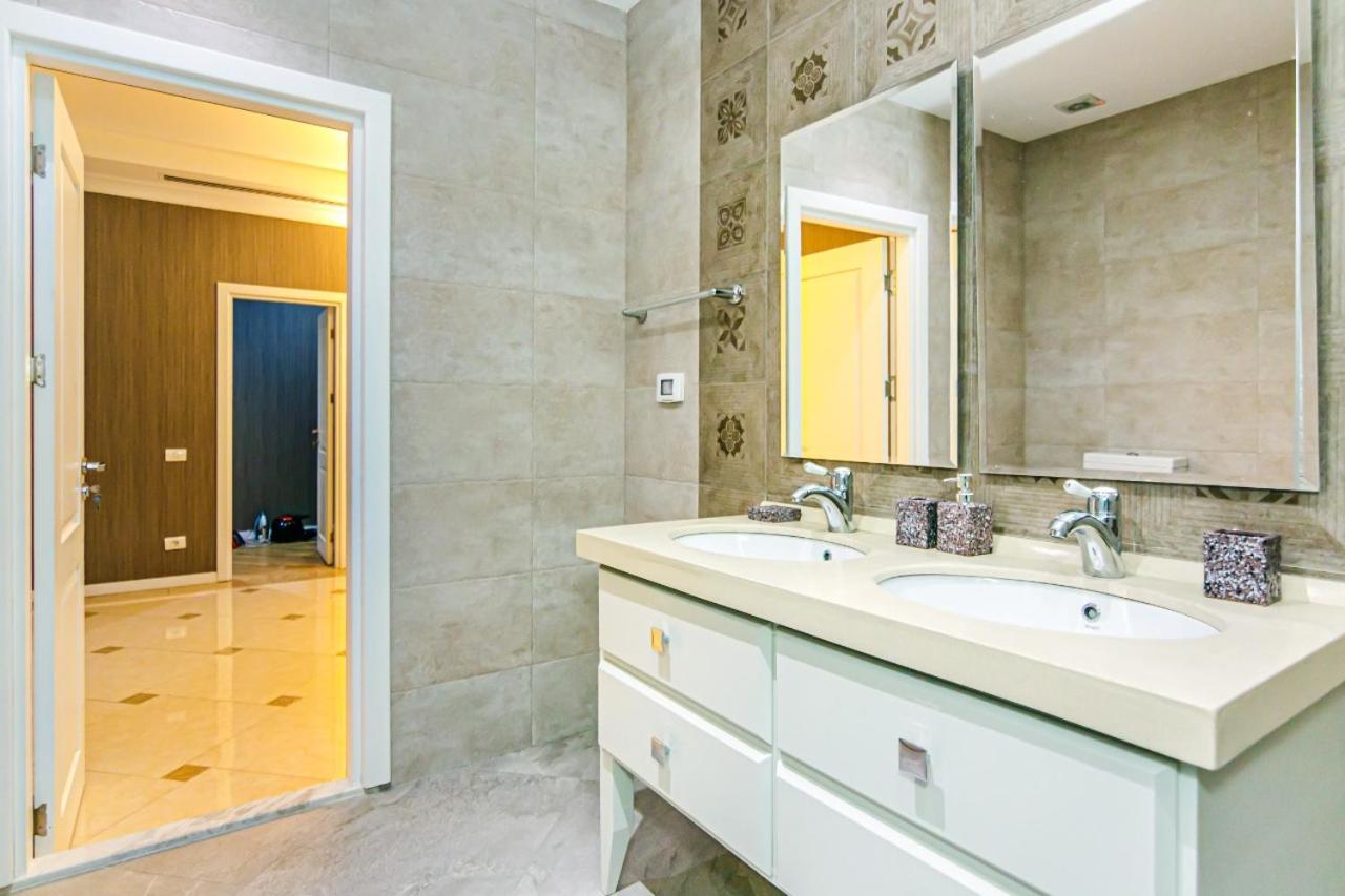İsr Baku Hotel apartment with a pool photo