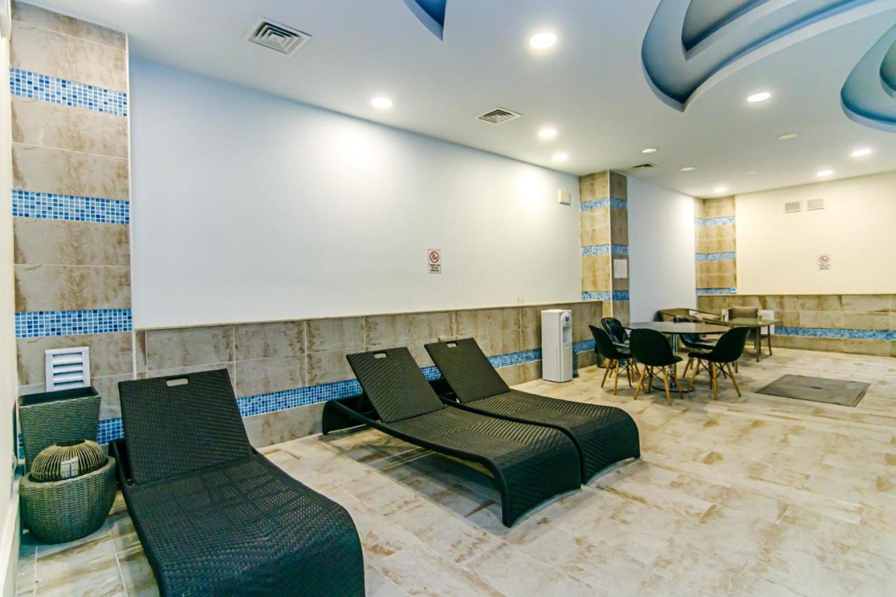 İsr Baku Hotel apartment with a pool photo