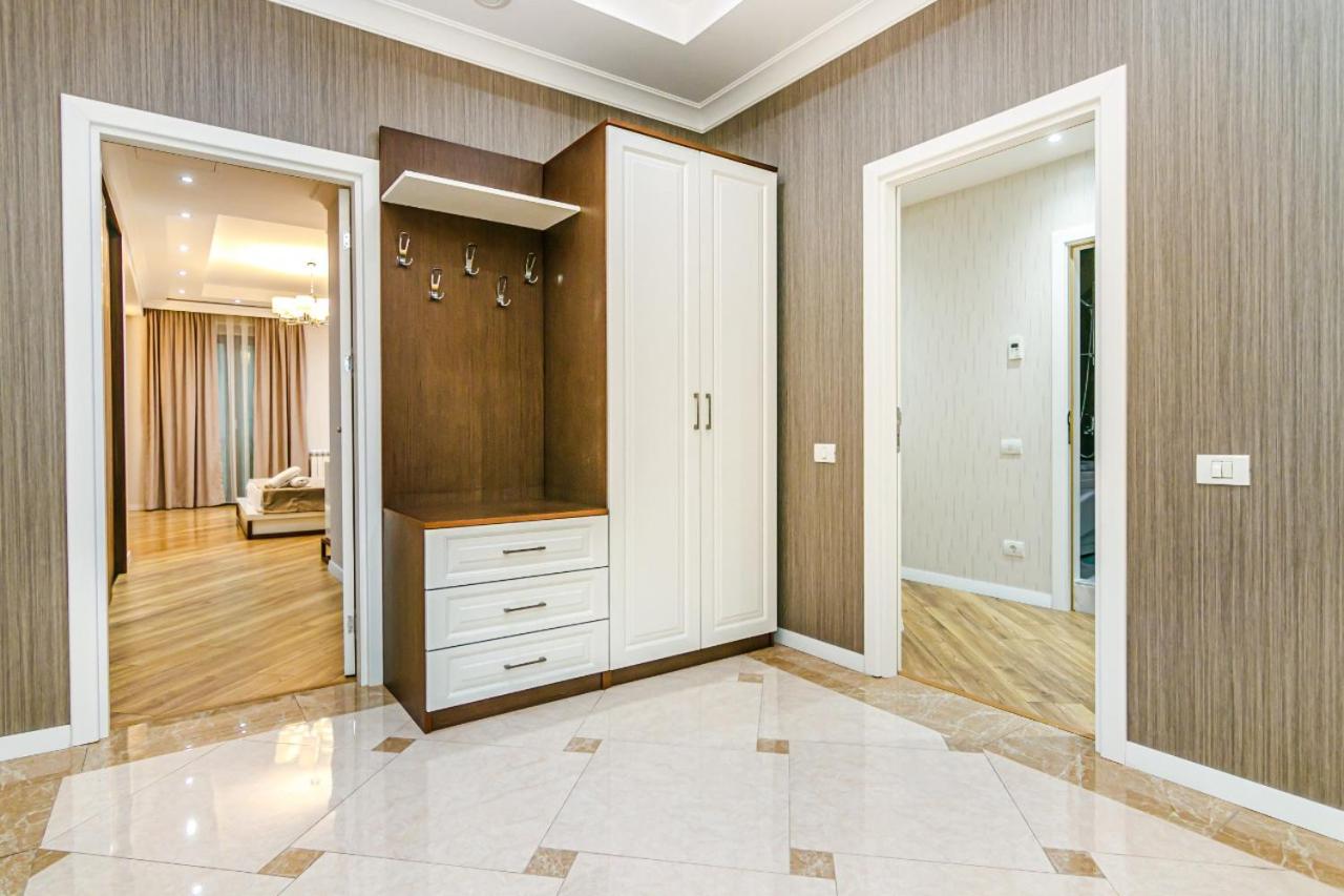 İsr Baku Hotel apartment with a pool photo