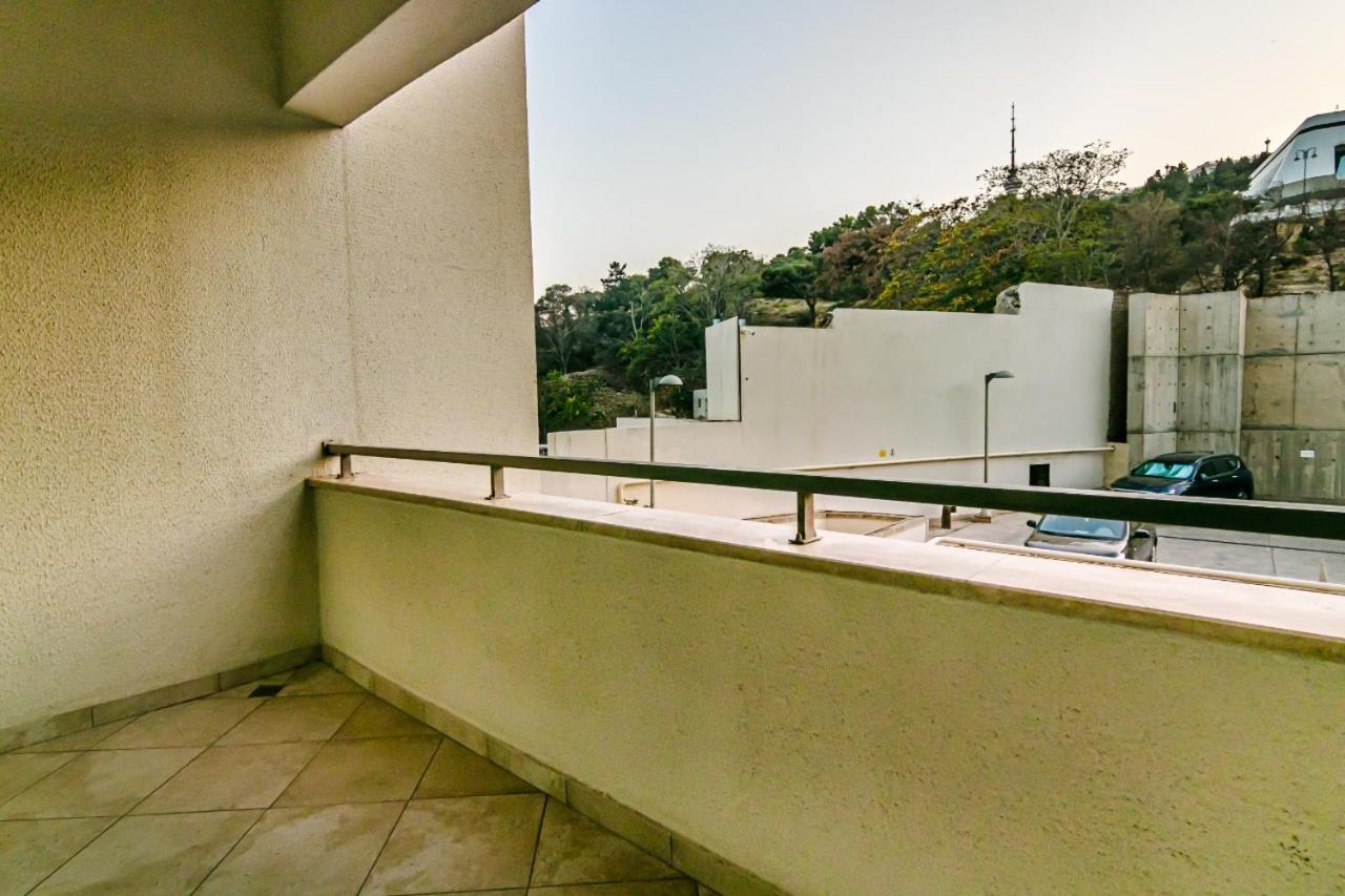 İsr Baku Hotel apartment with a pool photo