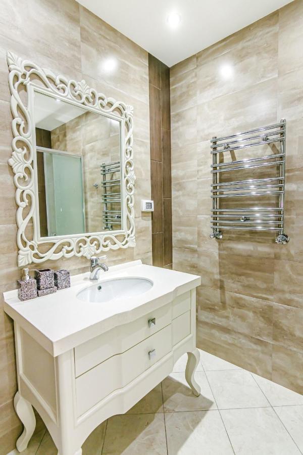 İsr Baku Hotel apartment with a pool photo