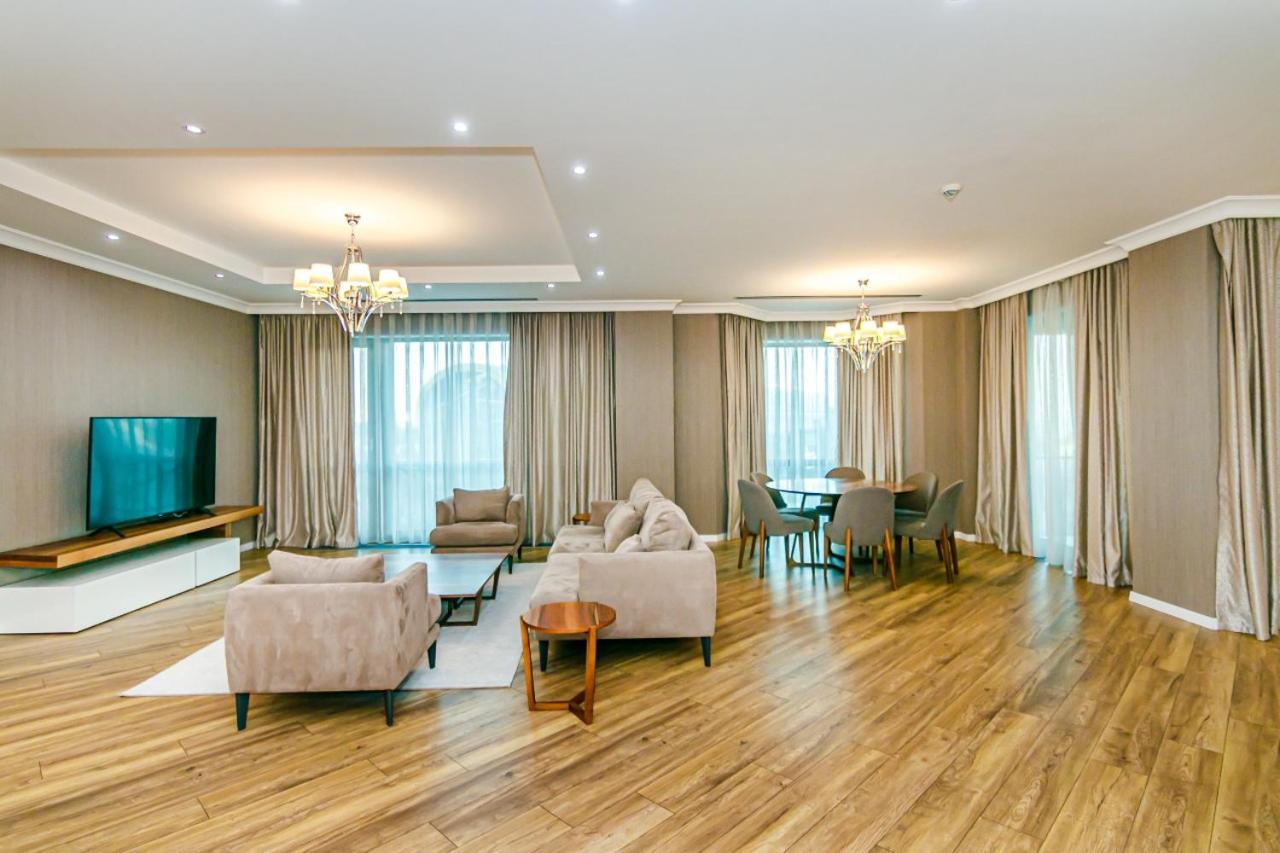 İsr Baku Hotel apartment with a pool photo