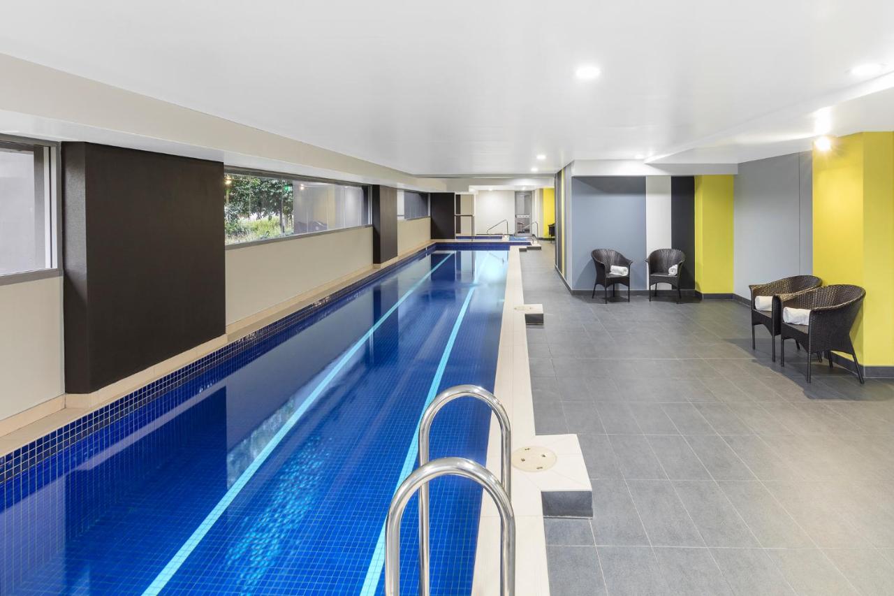 Heated swimming pool: Meriton Suites Zetland