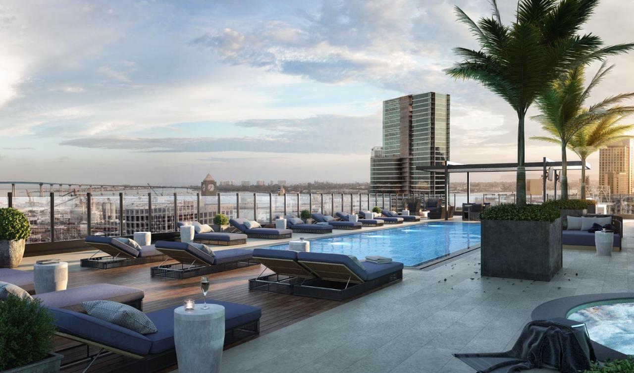 Rooftop swimming pool: Luxury Designer Pad with Rooftop Pool, Gym