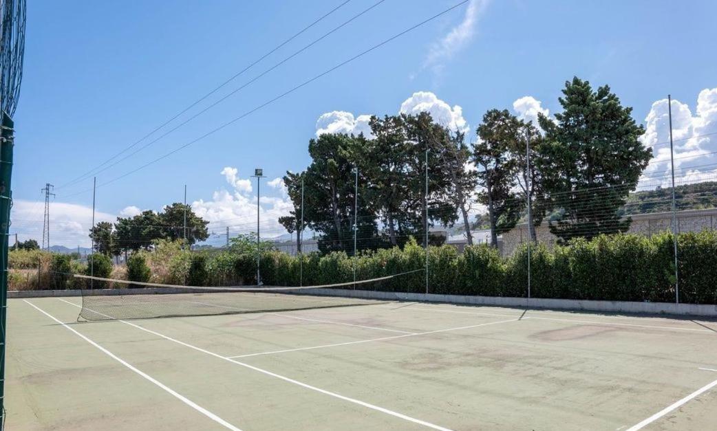 Tennis court: Barrio Casa