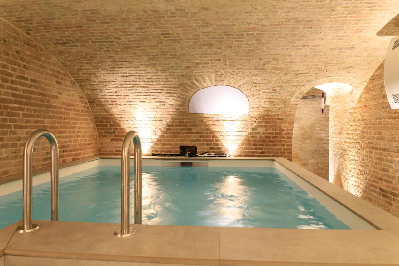 Heated swimming pool: Une maison en ville, Hyper Centre ville, Spa
