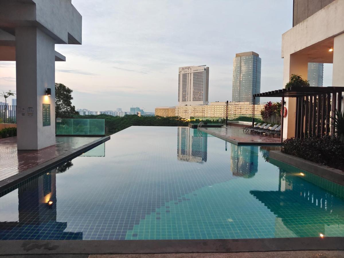 Rooftop swimming pool: Mosaic 1BR, WIFI, walking distance to Mid Valley JB