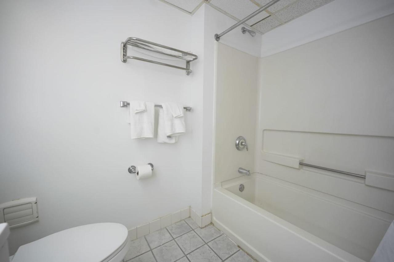 Greenwoods Inn & Suites — photo 4