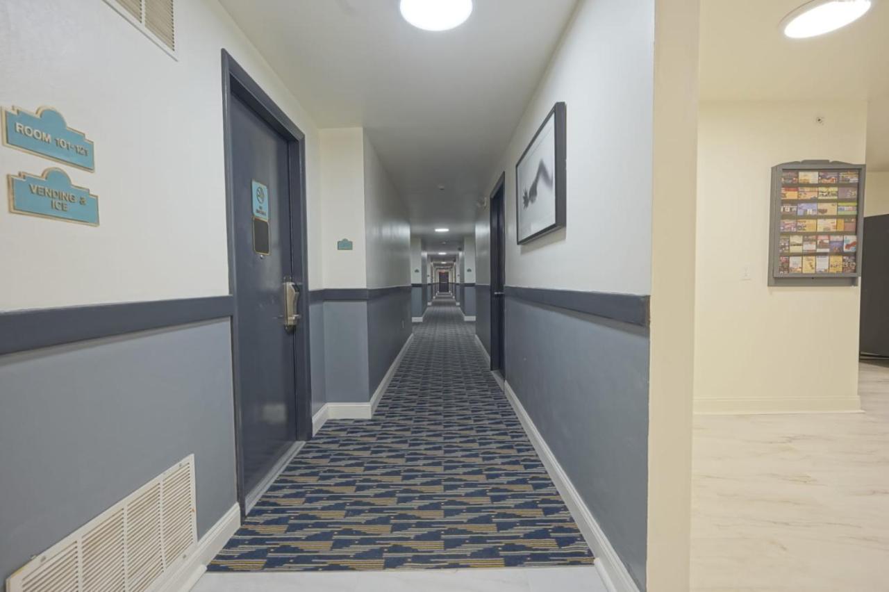 Greenwoods Inn & Suites — photo 2