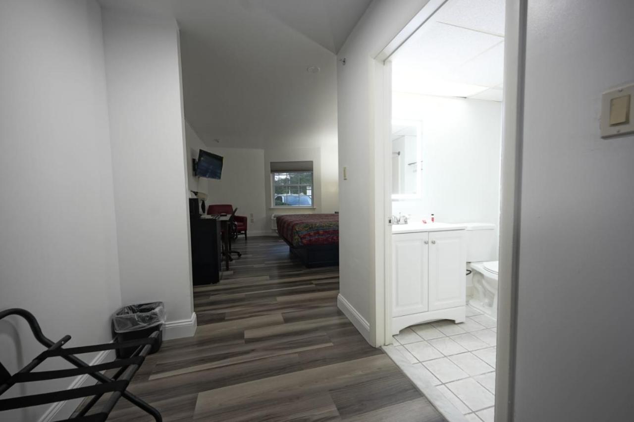 Greenwoods Inn & Suites — photo 7