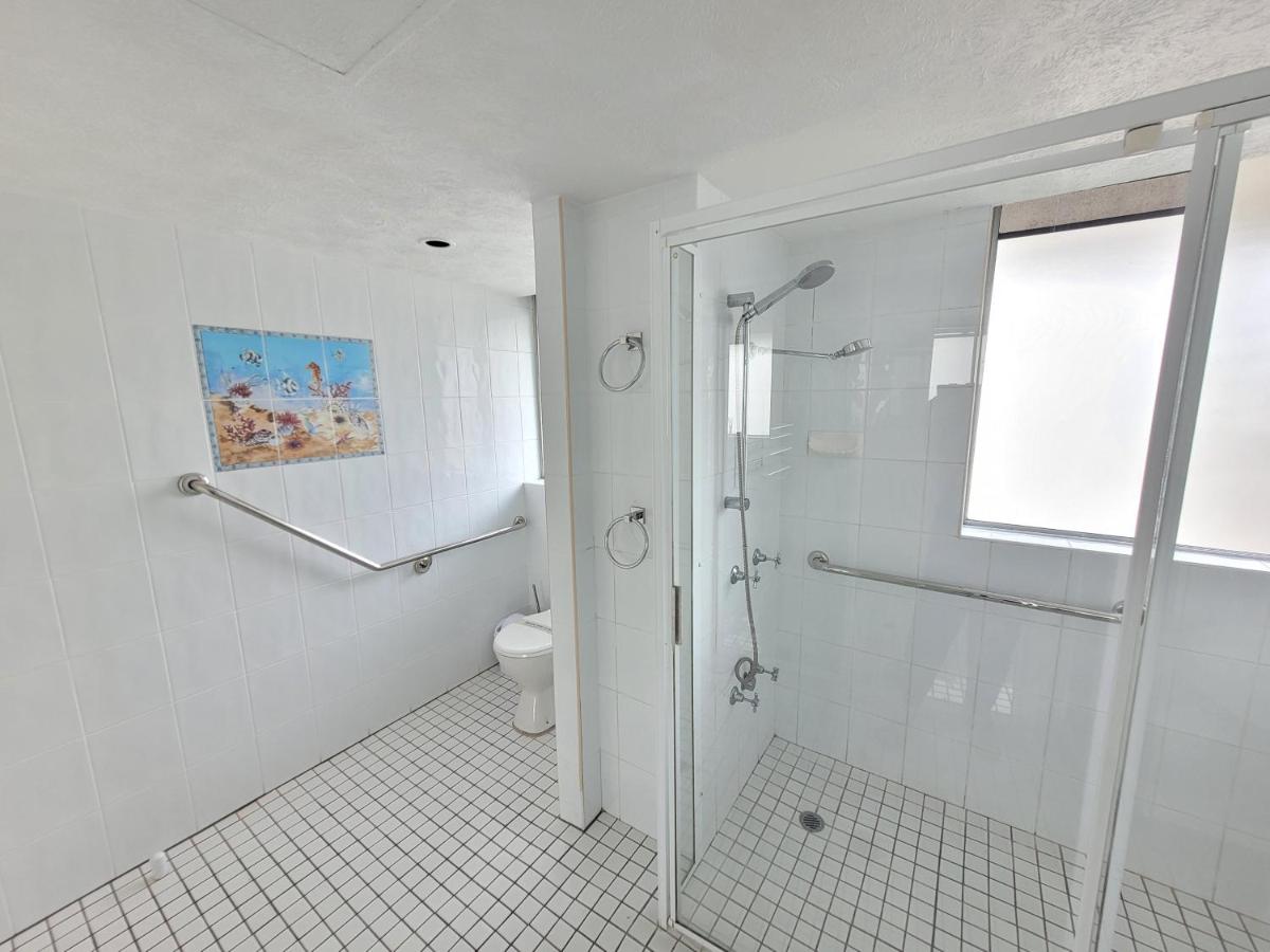 Surfers Chalet photo