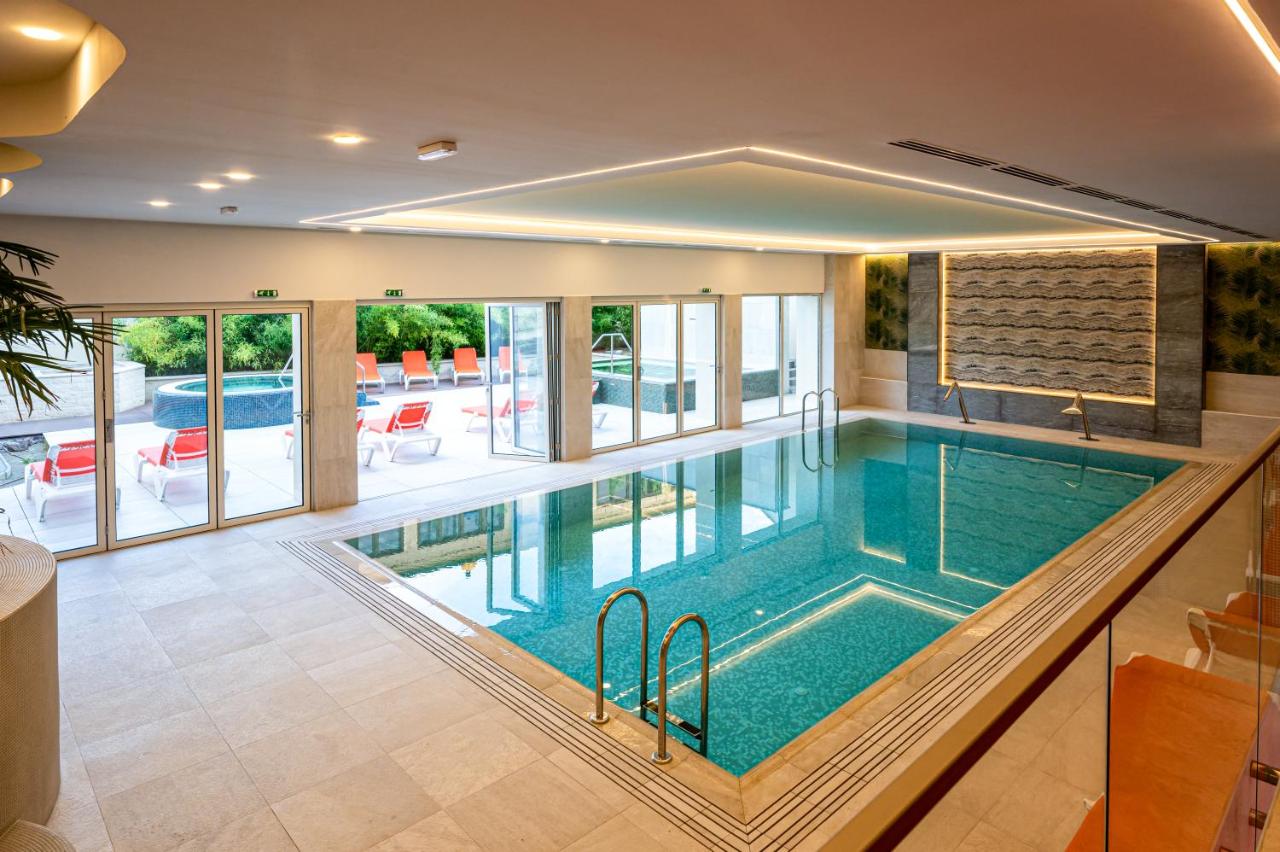 Heated swimming pool: Hotel Carolin