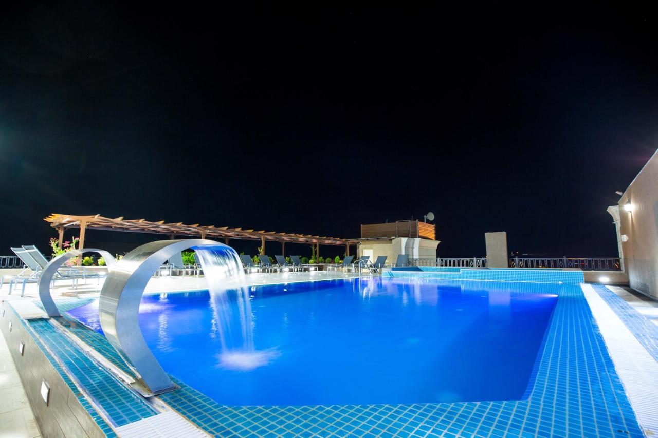 Rooftop swimming pool: Petra Moon Luxury Hotel
