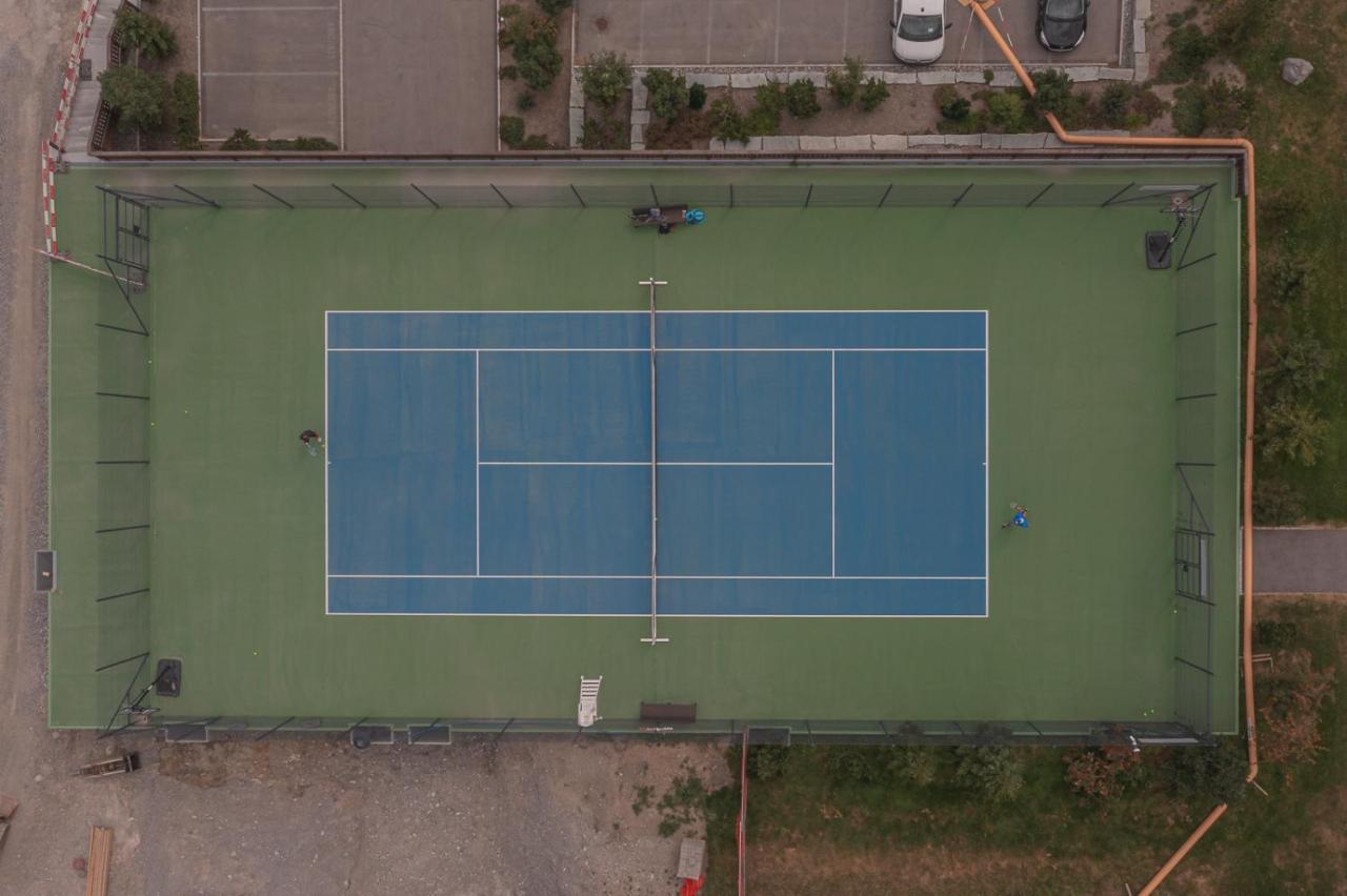 Tennis court: Hotel Sarain Active Mountain Resort
