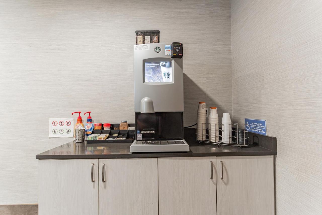 Orangewood Inn & Suites Kansas City Airport — photo 22