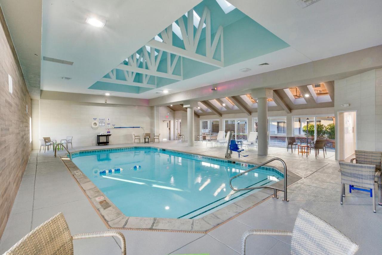 Heated swimming pool: Orangewood Inn & Suites Kansas City Airport
