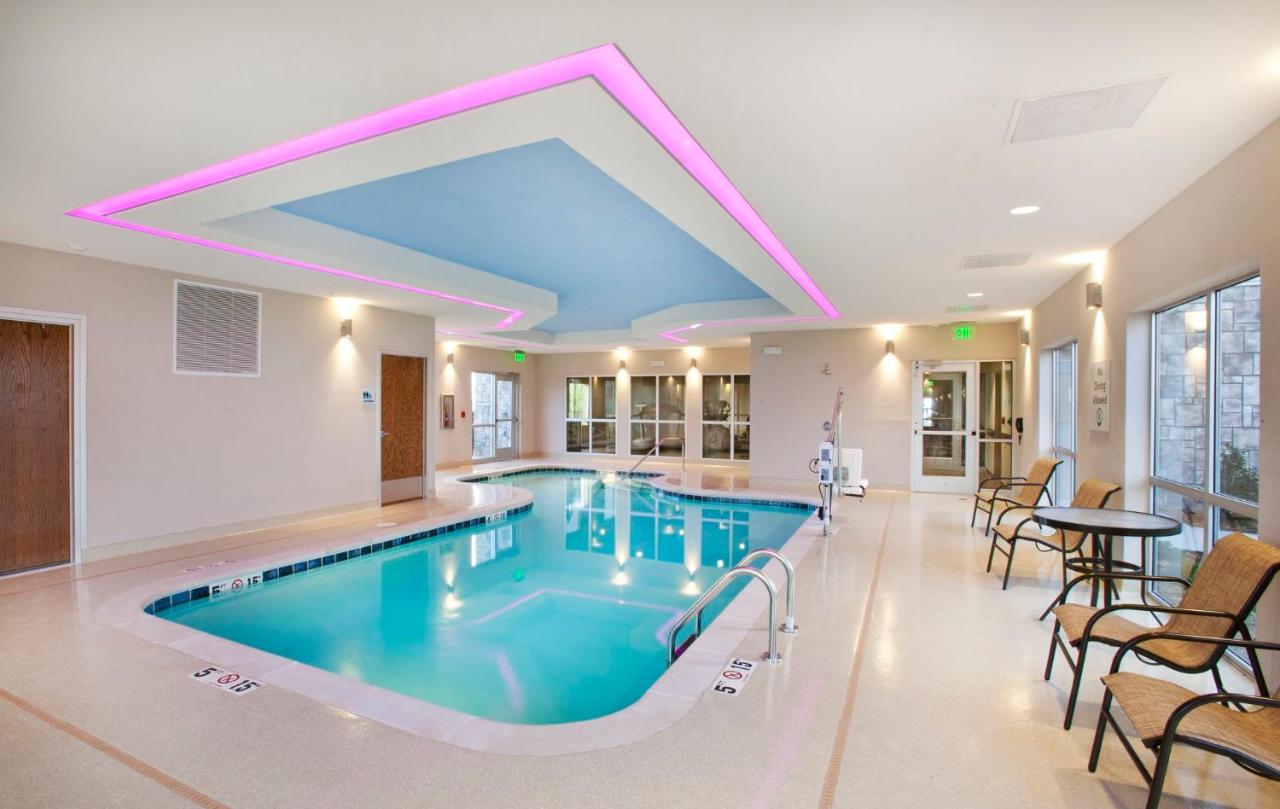 Heated swimming pool: Holiday Inn Express Hotel & Suites Hot Springs, an IHG Hotel