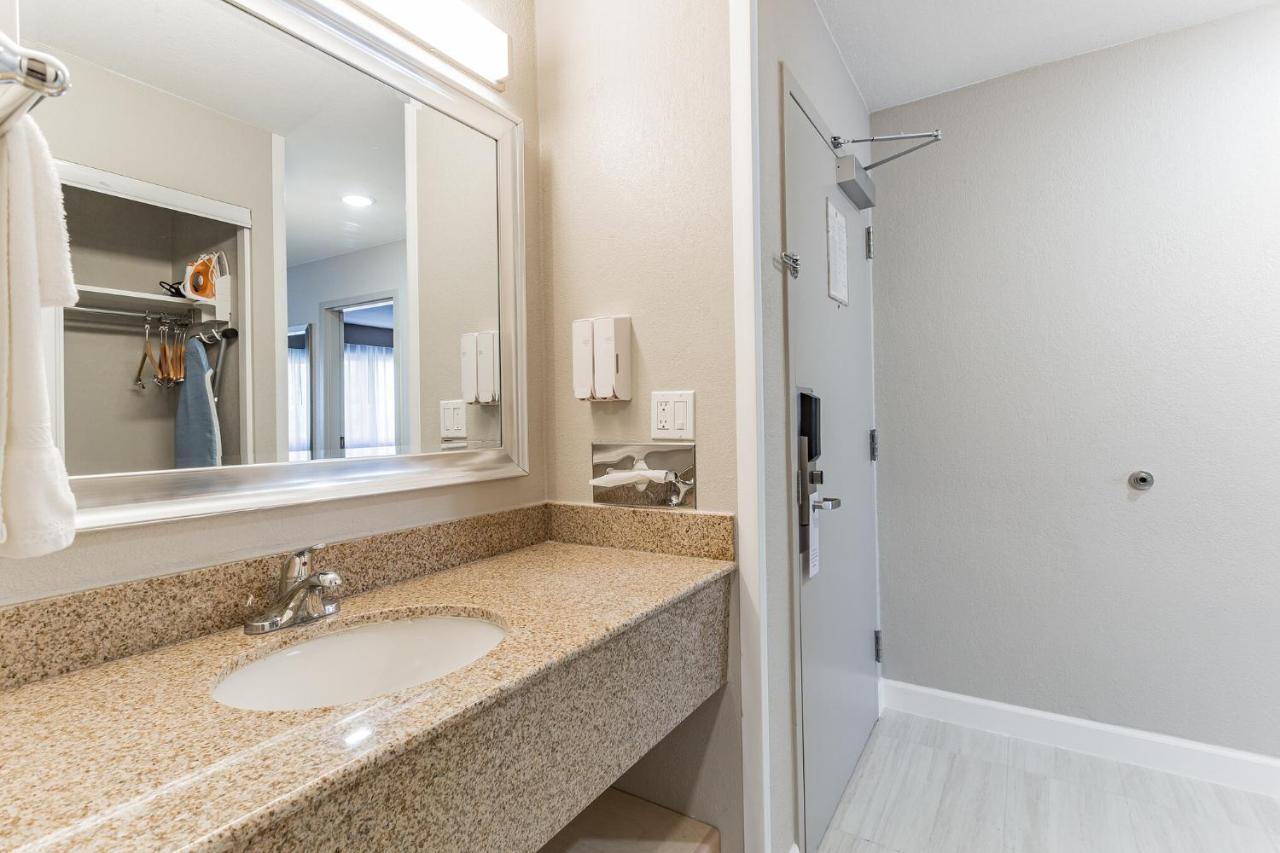 Orangewood Inn & Suites Kansas City Airport — photo 15