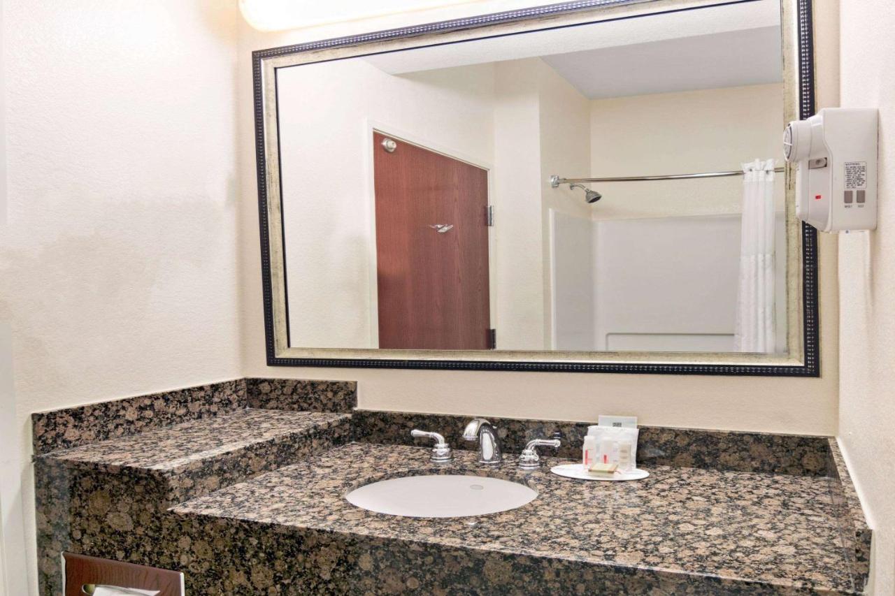 Super 8 by Wyndham Austin/Airport South - 5