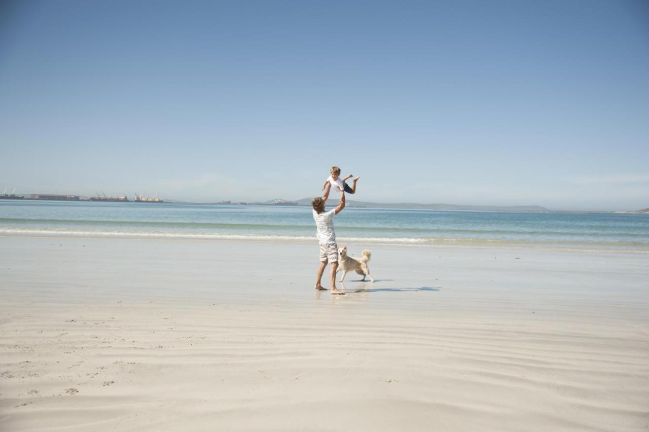 Beach: Blue Bay Lodge