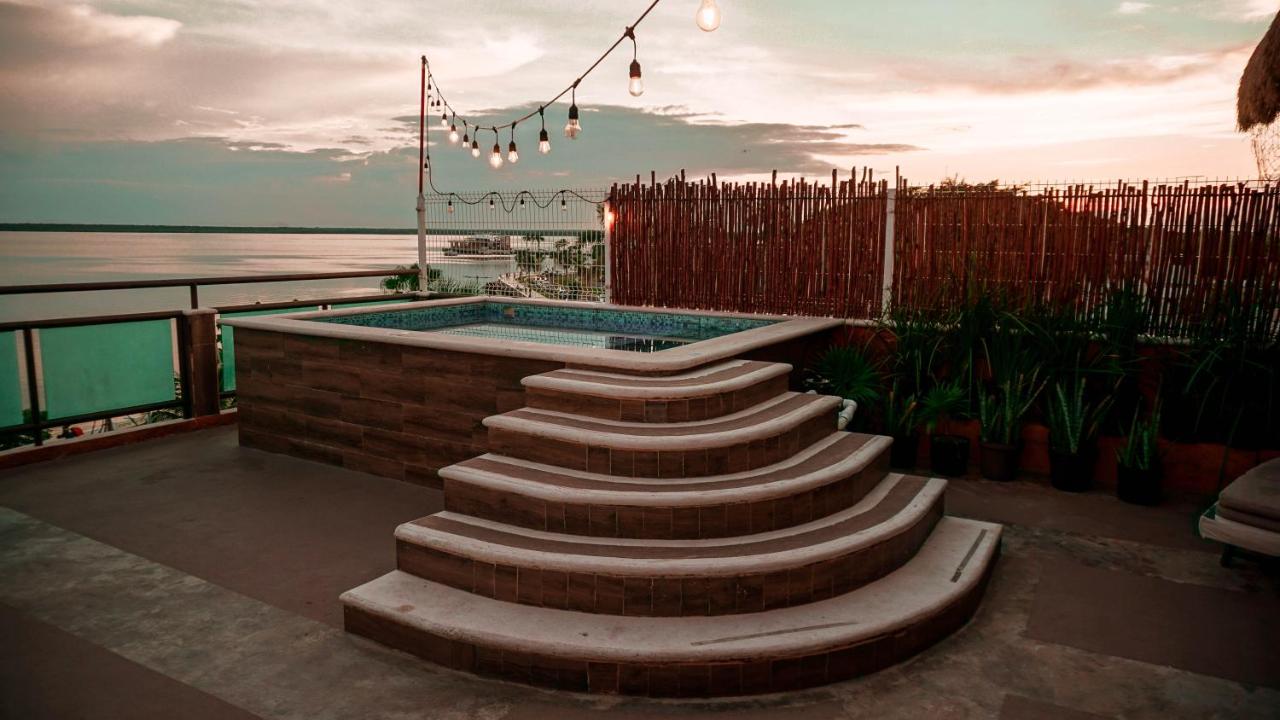 Rooftop swimming pool: Hotel ALA Residencias