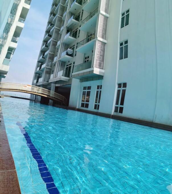 Rooftop swimming pool: KSL CityMall 15-17pax PrivateLift｜SmartTV65”（A10)