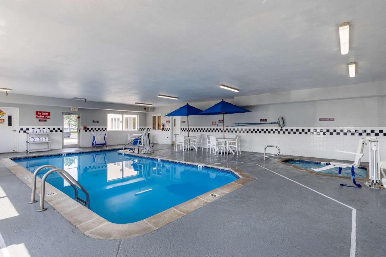 Heated swimming pool: Quality Inn and Suites Denver Airport - Gateway Park