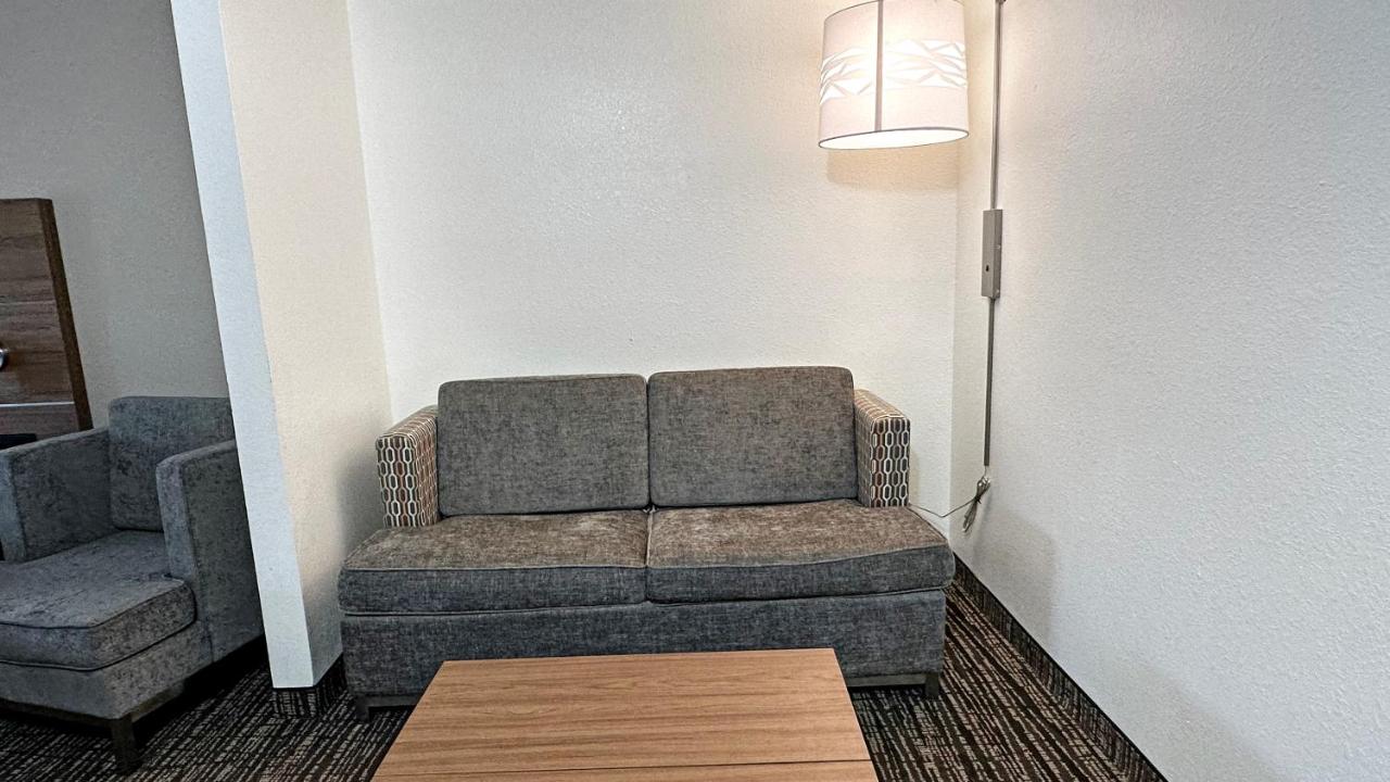 Estherville Hotel & Suites — photo 17
