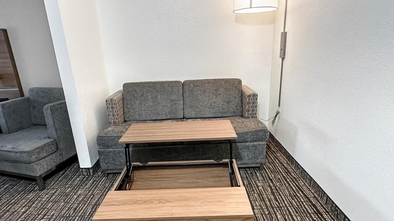 Estherville Hotel & Suites — photo 16