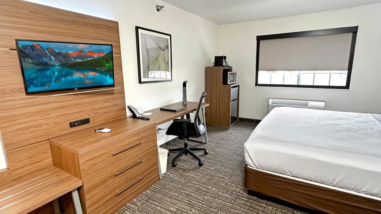 Estherville Hotel & Suites — photo 18