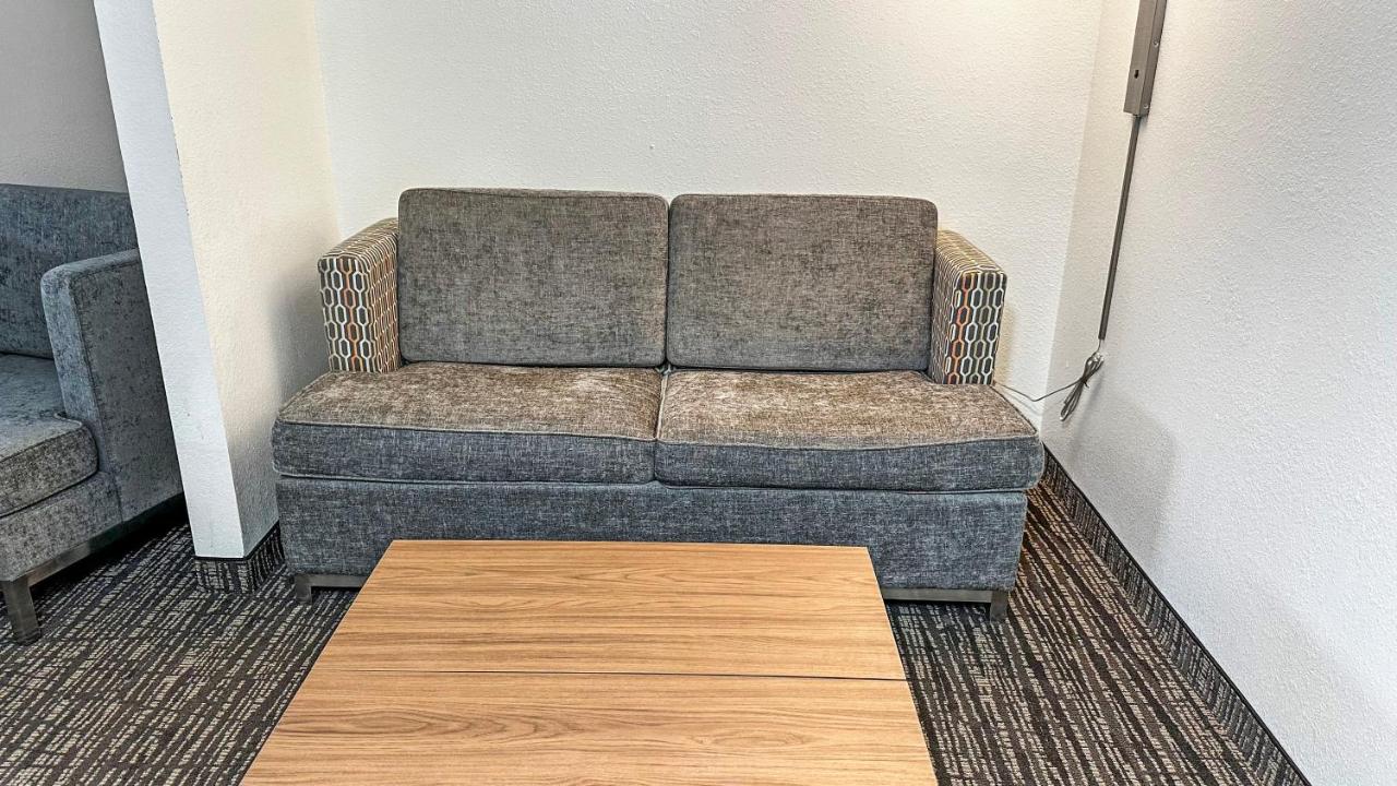 Estherville Hotel & Suites — photo 19