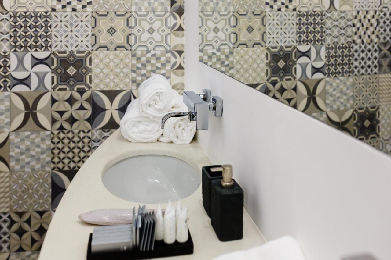 White Stylish Apartment 3 photo