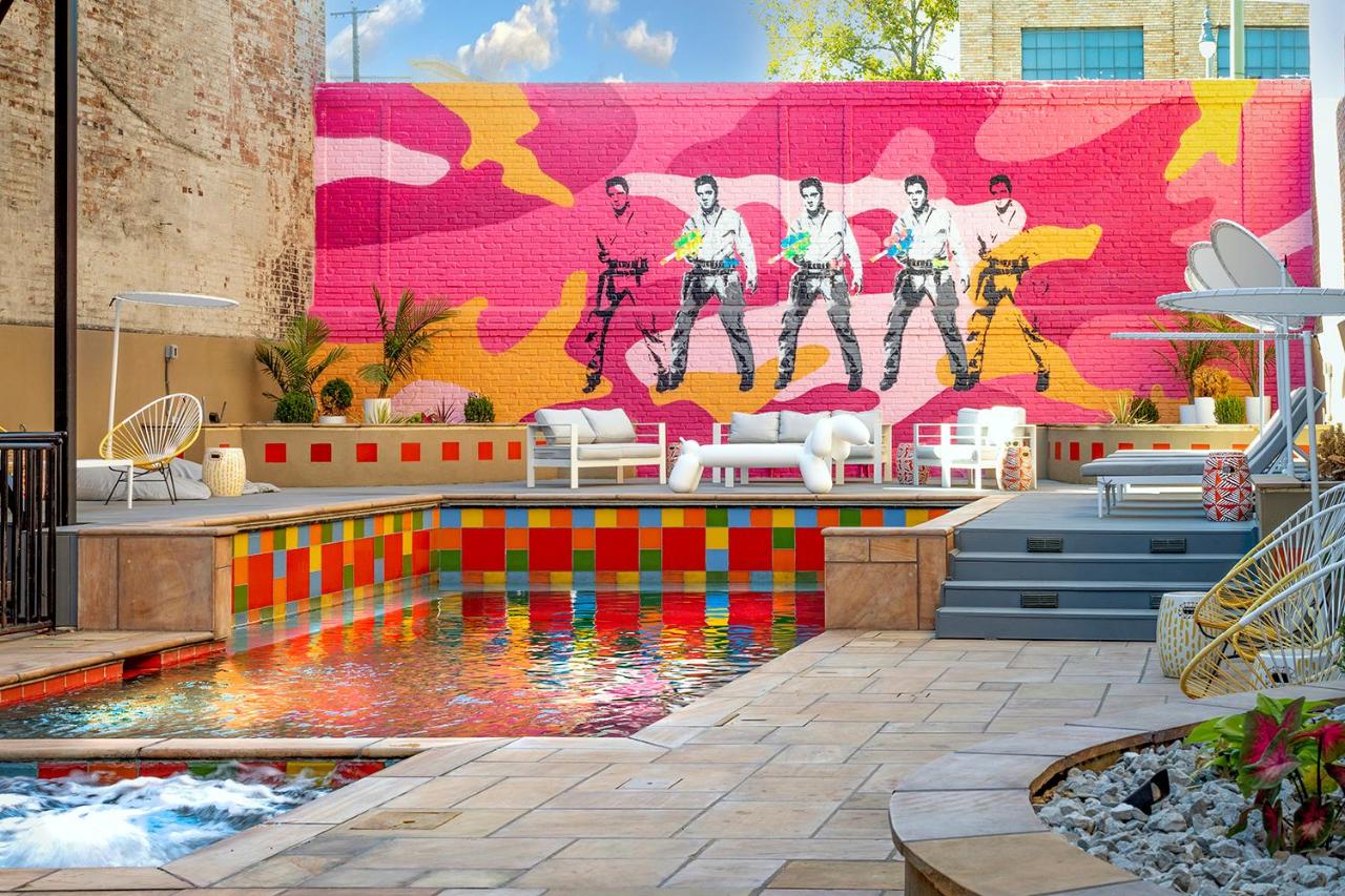 {{ hotelInfo.altText }}