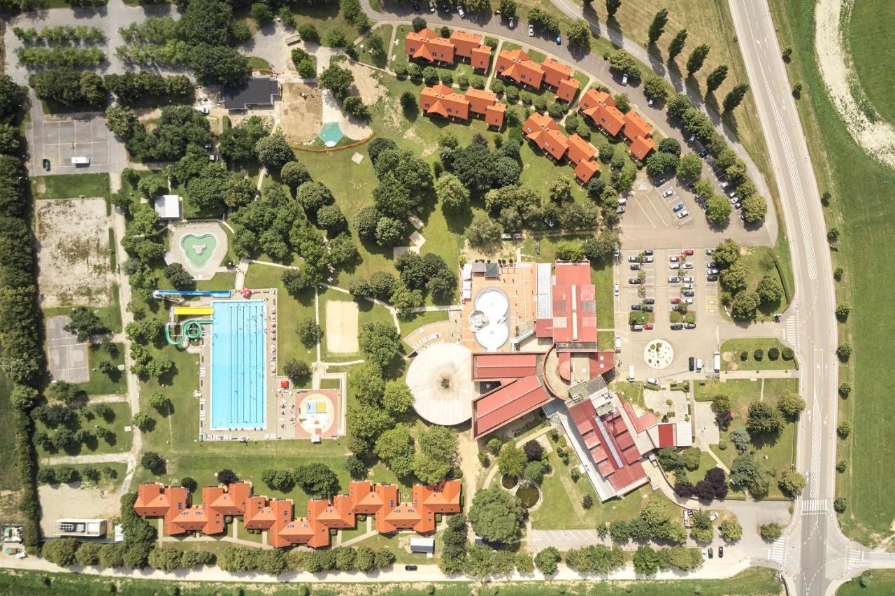 Heated swimming pool: Thermal Resort Hotel Lendava