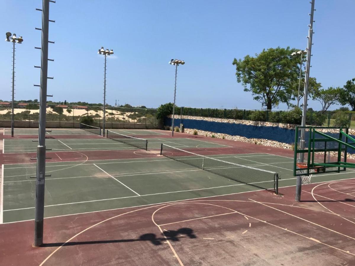 Tennis court: Holiday garden apartment