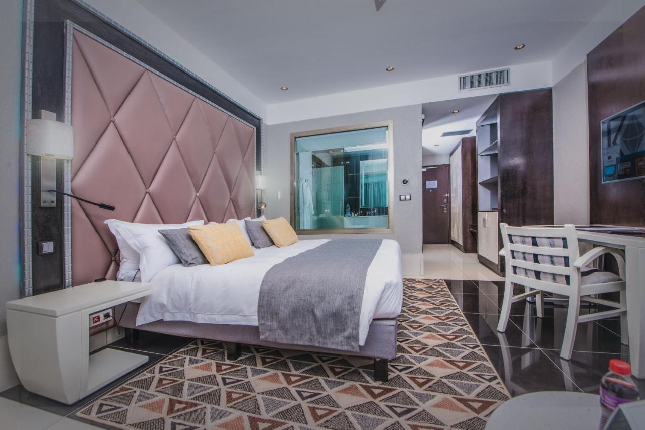 Krystal Palace Douala photo