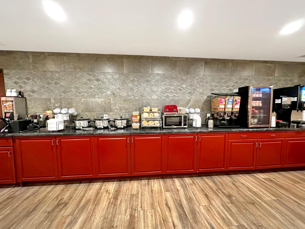 Estherville Hotel & Suites — photo 23