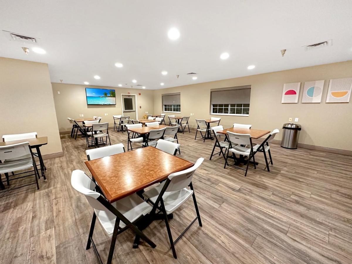 Estherville Hotel & Suites — photo 24