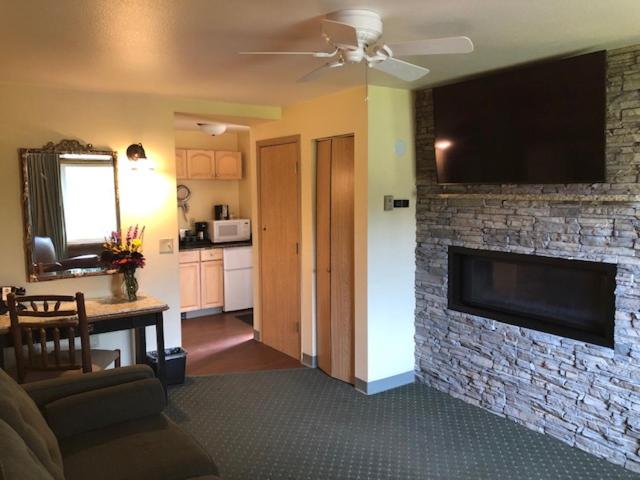 Pike's Waterfront Lodge — photo 8
