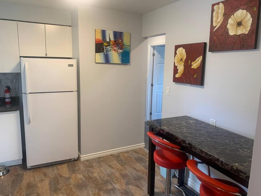Spacious 2 bedroom Apt. Sofa bed & Free Parking photo