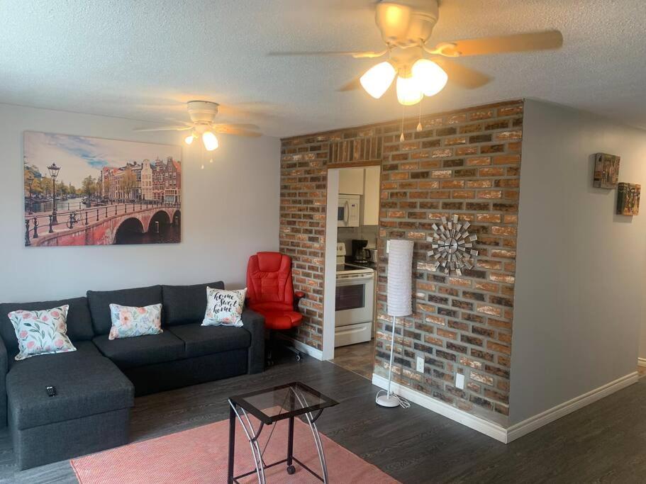 Spacious 2 bedroom Apt. Sofa bed & Free Parking photo