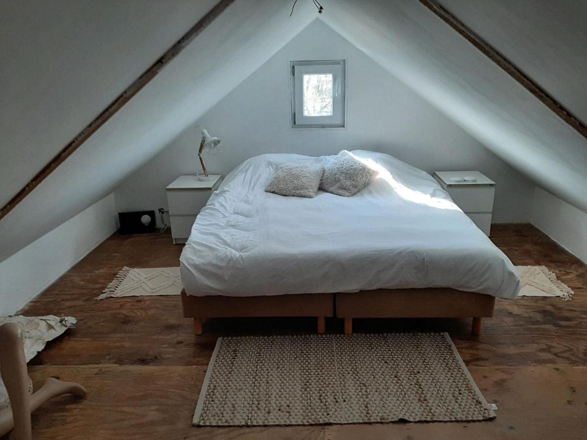 Een bed of bedden in een kamer bij Unique Atelier house with hottub next to Pieterpad