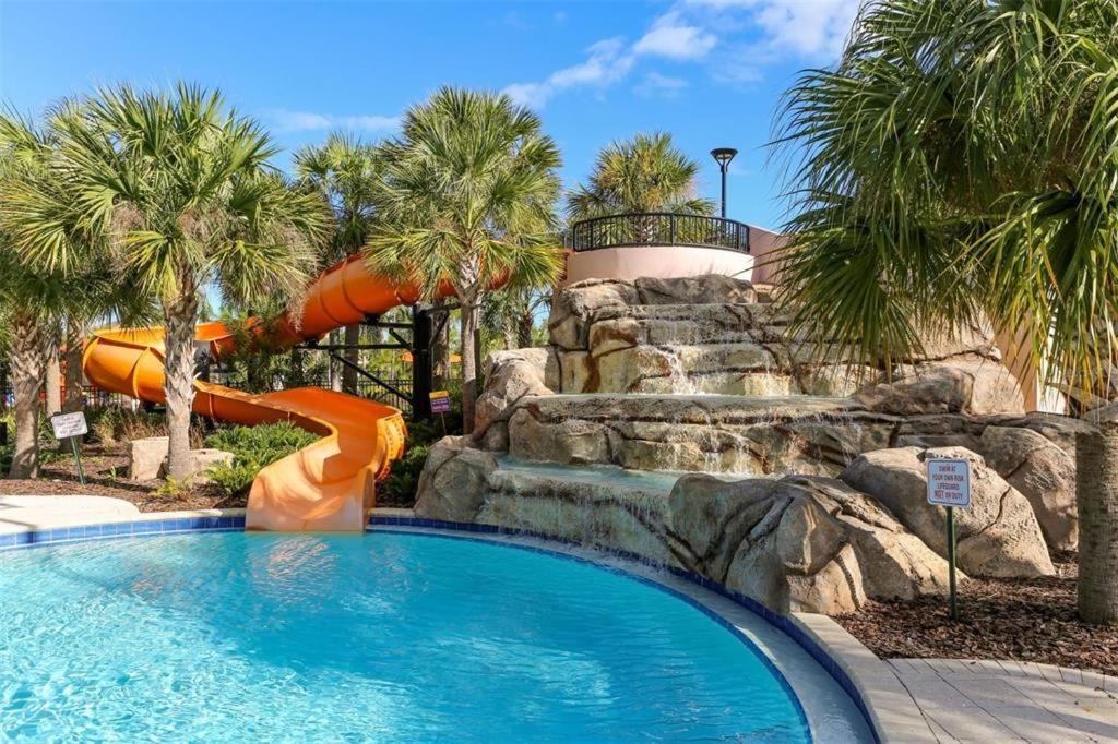 Water park: Beautiful 6BR Vacation Home with Pool and Hot Tub!