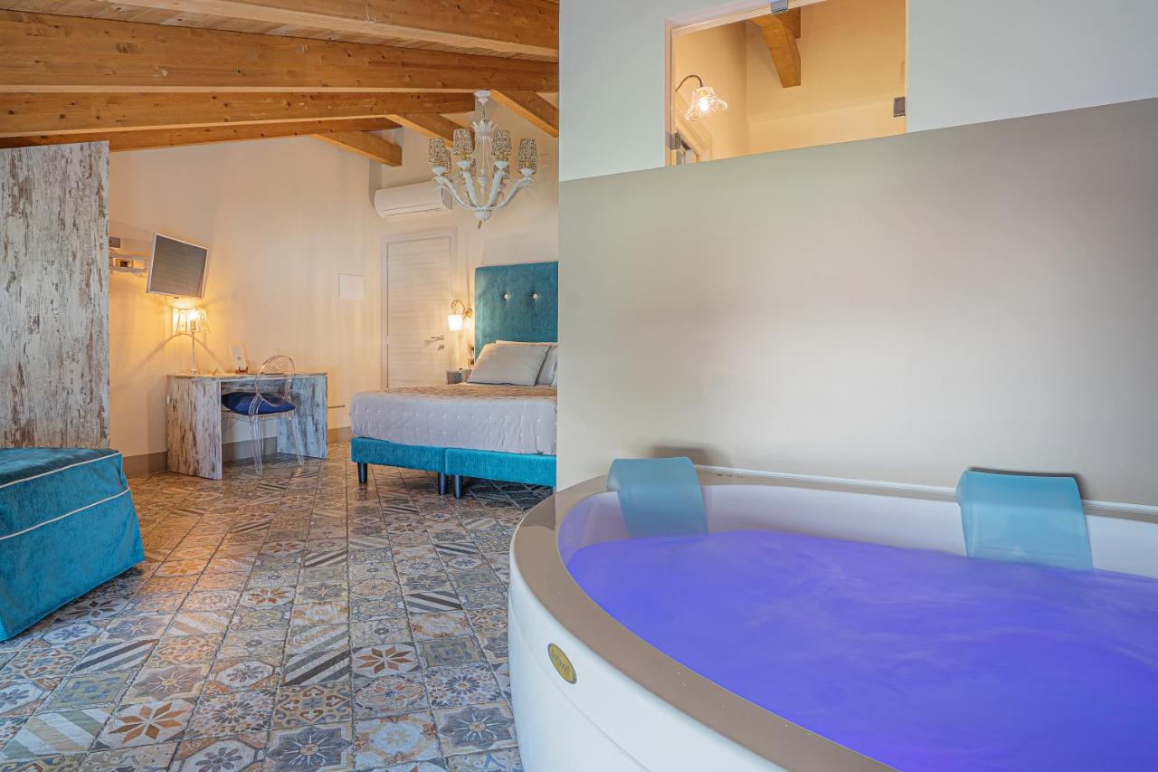 DON GIULIO LUXURY ROOMS jacuzzi & pool photo