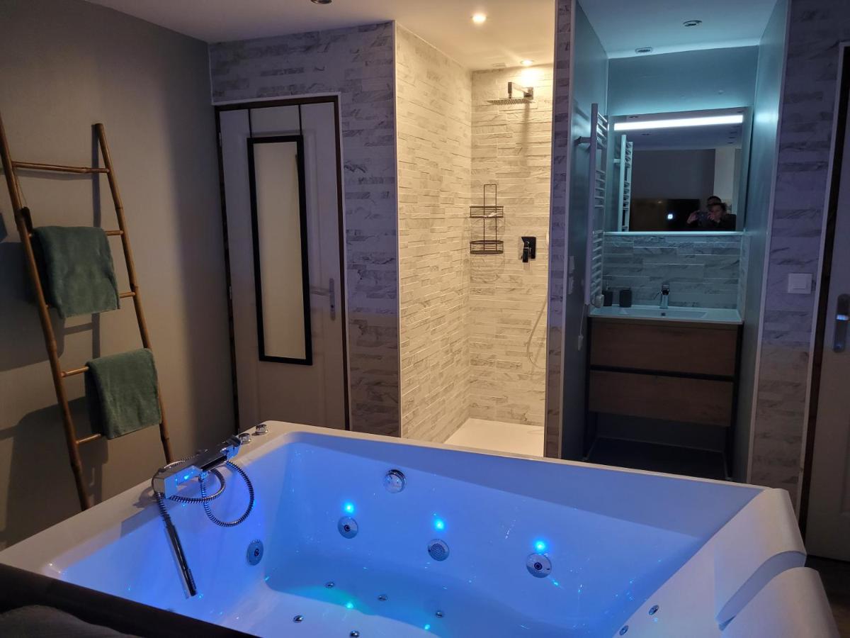Chambre privative avec baignoire balneo, Crespin – Updated 2023 Prices
