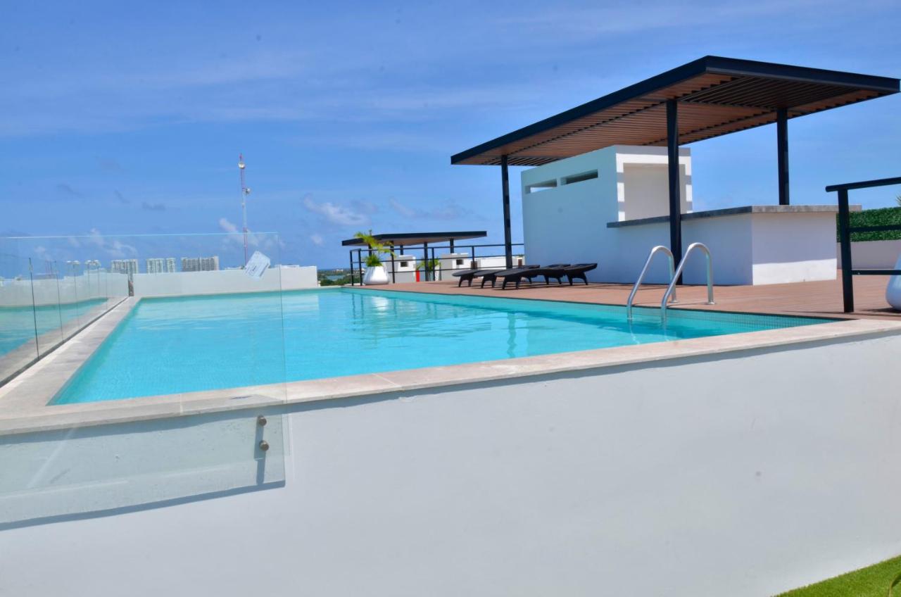 Rooftop swimming pool: TAHK SEA VIEW APARTMENT