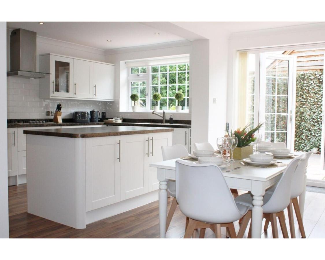 {{ hotelInfo.altText }}