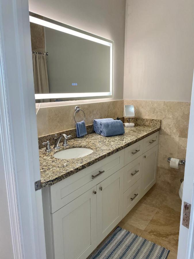 Palm Cay Luxury Design Townhome On Private Beach photo