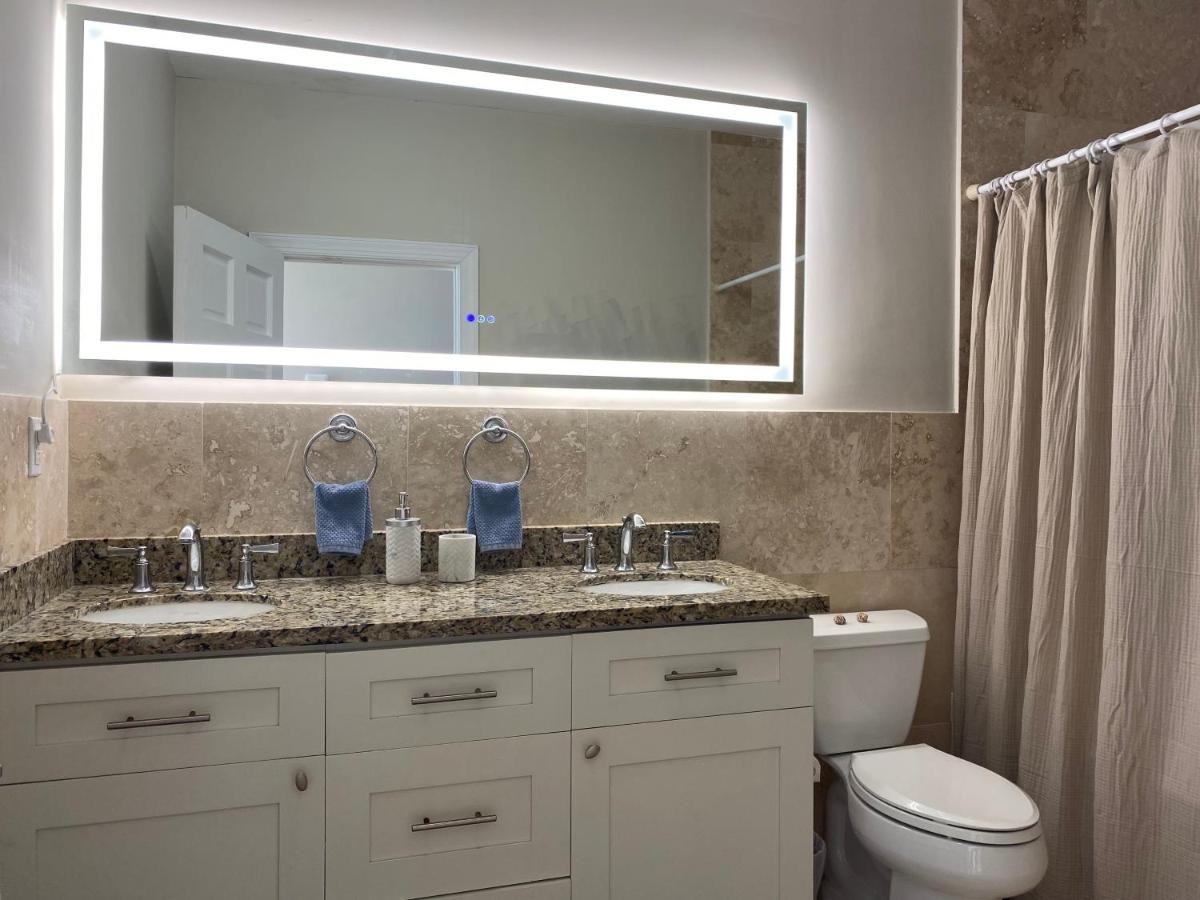 Palm Cay Luxury Design Townhome On Private Beach photo