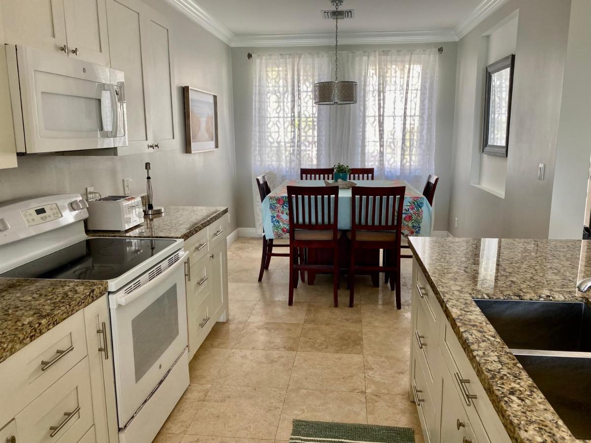 Palm Cay Luxury Design Townhome On Private Beach photo